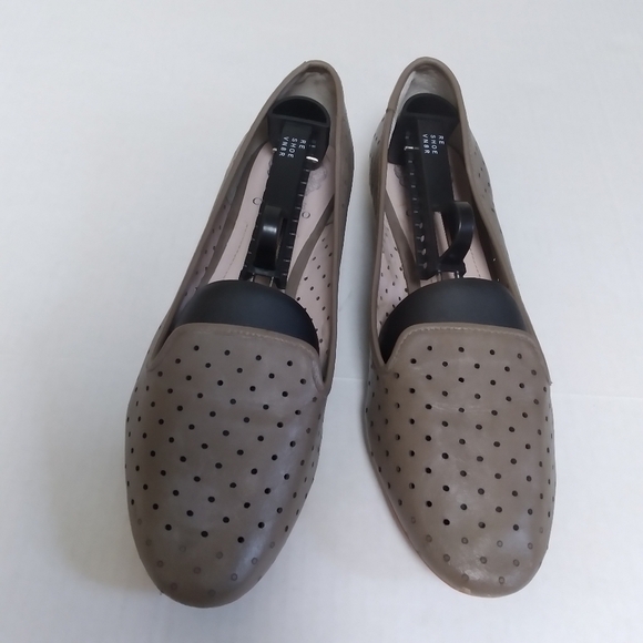 Vince Camuto Taupe Laser Cut Leather Flats Size 10 B - Picture 1 of 10